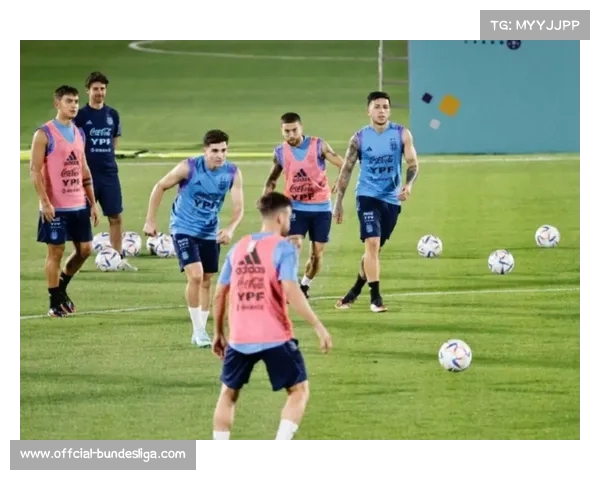 科瓦奇上任狼队后首堂公开训练课,着重演练五后卫体系